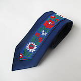 Pánske doplnky - slim kravata folk tmavo modrá  krojovkou - 16535707_