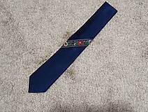Pánske doplnky - pánska kravata FOLK tmavo modrá s troškou folku - 16535806_