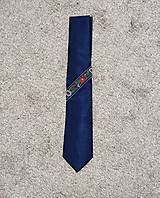 Pánske doplnky - pánska kravata FOLK tmavo modrá s troškou folku - 16535807_