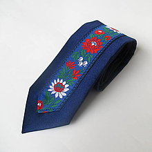 Pánske doplnky - slim kravata folk tmavo modrá  krojovkou - 16535707_
