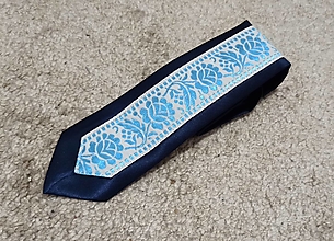 Pánske doplnky - pánska kravata FOLK slim tmavo modrá s krojovkou - 16535776_