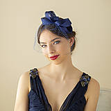 Ozdoby do vlasov - Fascinátor v tvare mašle so závojom, kráľovská modrá na svadbu, minimalistický fascinátor, ozdoba do vlasov - 16535040_