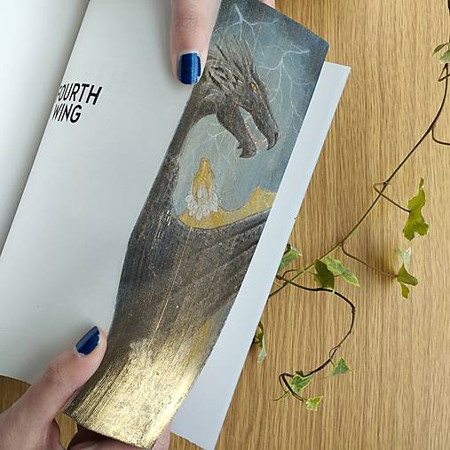 Maľovaná oriezka - kniha Fourth Wing - Rebecca Yarros