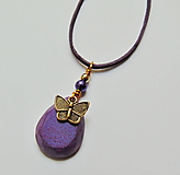 Náhrdelníky - Fialový náhrdelník s motýlikom - 16537683_