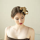 Ozdoby do vlasov - Zlatý sisalový fascinátor na svadbu, zlatá mašľa do vlasov - 16536954_