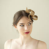 Ozdoby do vlasov - Zlatý sisalový fascinátor na svadbu, zlatá mašľa do vlasov - 16536959_