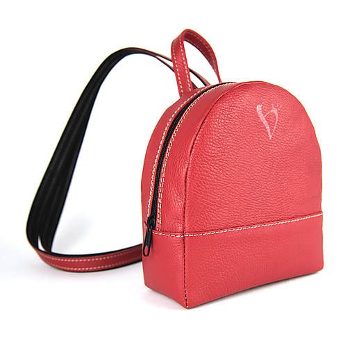 Moderný malý ruksak z pravej kože v červenej farbe