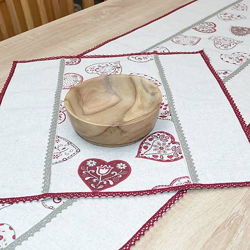 Úžitkový textil - FANNY - maľované srdiečka na prírodnom podklade - obrus štvorec 40x40 - 16536945_