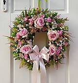 Dekorácie - Romantický veniec s ružami - 16537030_
