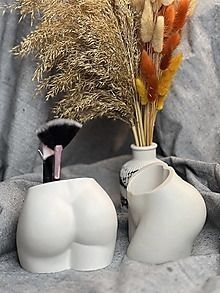 Dekorácie - Sadrová váza na sušené kvety, držiak na perá/štetce v tvare ženského tela (zadku) - 16539674_