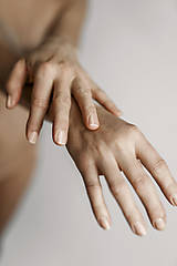 Telová kozmetika - Výživný krém na ruky Silky Touch Hand Cream - 16542391_
