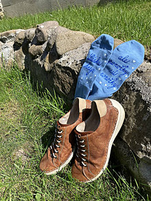 Ponožky, pančuchy, obuv - Maľované ponožky s nápisom “LÁSKA HREJE, ale ponožky sú ponožky :) (Svetlomodré) - 16540568_