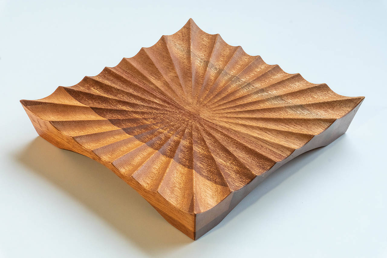 Drevená tácka-zvlnený štvorec (meranti)