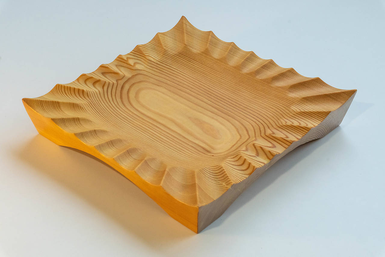 Drevená tácka-vlnitý okraj (červený smrek)
