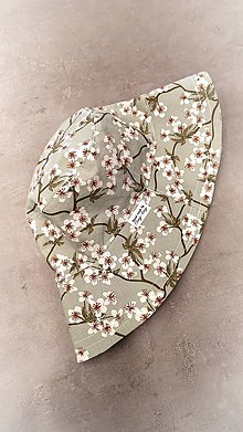 Čiapky, čelenky, klobúky - Čerešňové kvety na zelenej, obojstranný letný klobúčik - 16544244_