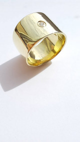 Prstene - Zlatý prsteň široký s diamantom - 16543094_