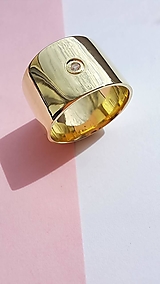 Prstene - Zlatý prsteň široký s diamantom - 16543095_