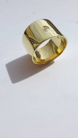 Prstene - Zlatý prsteň široký s diamantom - 16543096_
