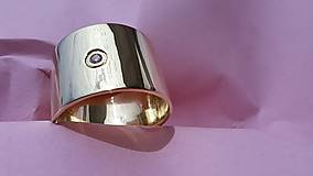 Prstene - Zlatý prsteň široký s diamantom - 16543097_
