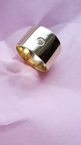 Prstene - Zlatý prsteň široký s diamantom - 16543098_
