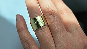 Prstene - Zlatý prsteň široký s diamantom - 16543099_
