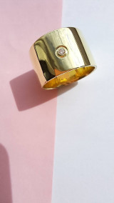 Prstene - Zlatý prsteň široký s diamantom - 16543101_