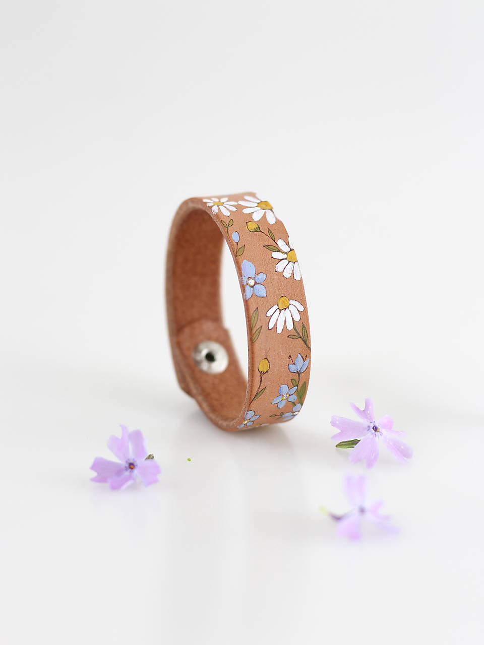 Ručne maľovaný kožený remienok, maľovaný náramok "Kamilky a hortenzie"