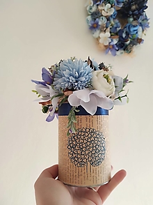 Dekorácie - Modrý aranžmán z umelých kvetov a sušených kvetov v upcyklovanej nádobe - 16544850_