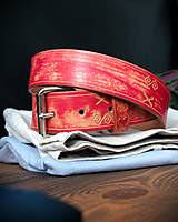 Pánske doplnky - Pánsky kožený opasok Čičmany Vintage Red - ľudový opasok pre milovníka folkóru - 16543675_