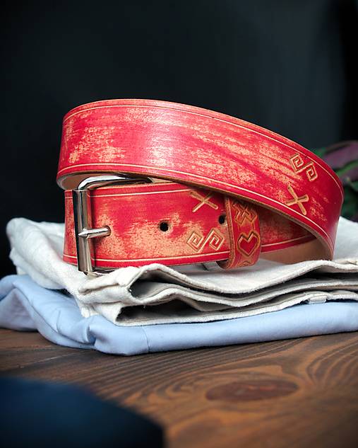 Pánsky kožený opasok Čičmany Vintage Red - ľudový opasok pre milovníka folkóru