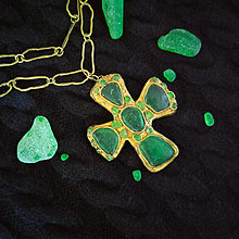 Náhrdelníky - Stredoveký kríž Poklady dobyvateľov, zelené morské sklo, veľké glamour šperky, starožitné šperky španielskej kráľovnej - 16543572_