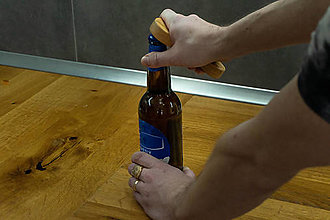 Príbory, varešky, pomôcky - Drevený otvárač na fľaše - 16545123_