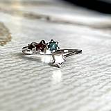 Prstene - Diamond Star AG925 Ring / Jemný strieborný prsteň s modrým diamantom a hviezdami E032 - 16548035_