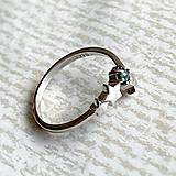 Prstene - Diamond Star AG925 Ring / Jemný strieborný prsteň s modrým diamantom a hviezdami E032 - 16548037_