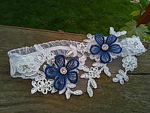 Spodná bielizeň - svadobný podväzok Ivory + tmavo modré čipkové kvety 8 - 16547760_