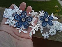 Spodná bielizeň - svadobný podväzok Ivory + tmavo modré čipkové kvety 8 - 16547762_
