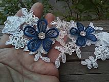 Spodná bielizeň - svadobný podväzok Ivory + tmavo modré čipkové kvety 8 - 16547763_