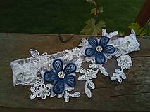 Spodná bielizeň - svadobný podväzok Ivory + tmavo modré čipkové kvety 8 - 16547764_