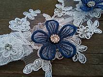 Spodná bielizeň - svadobný podväzok Ivory + tmavo modré čipkové kvety 8 - 16547765_