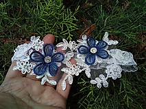 Spodná bielizeň - svadobný podväzok Ivory + tmavo modré čipkové kvety 8 - 16547766_