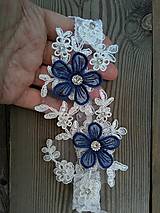 Spodná bielizeň - svadobný podväzok Ivory + tmavo modré čipkové kvety 8 - 16547767_