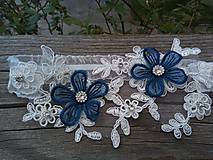 Spodná bielizeň - svadobný podväzok Ivory + tmavo modré čipkové kvety 8 - 16547768_