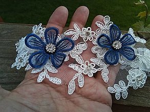 Spodná bielizeň - svadobný podväzok Ivory + tmavo modré čipkové kvety 8 - 16547761_