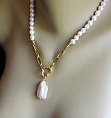 Náhrdelníky - Náhrdelník-Bílé perly, nerez pozlacená - 16547936_