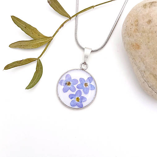 Náhrdelníky - Živicový náhrdelník _ Nezábudky 11 - 16546539_