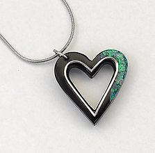Náhrdelníky - Ebenový náhrdelník v tvare srdca s opálom - 16548892_