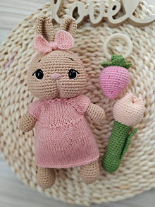 Hračky - zajka s hrkálkami jahoda a tulipán - 16548707_