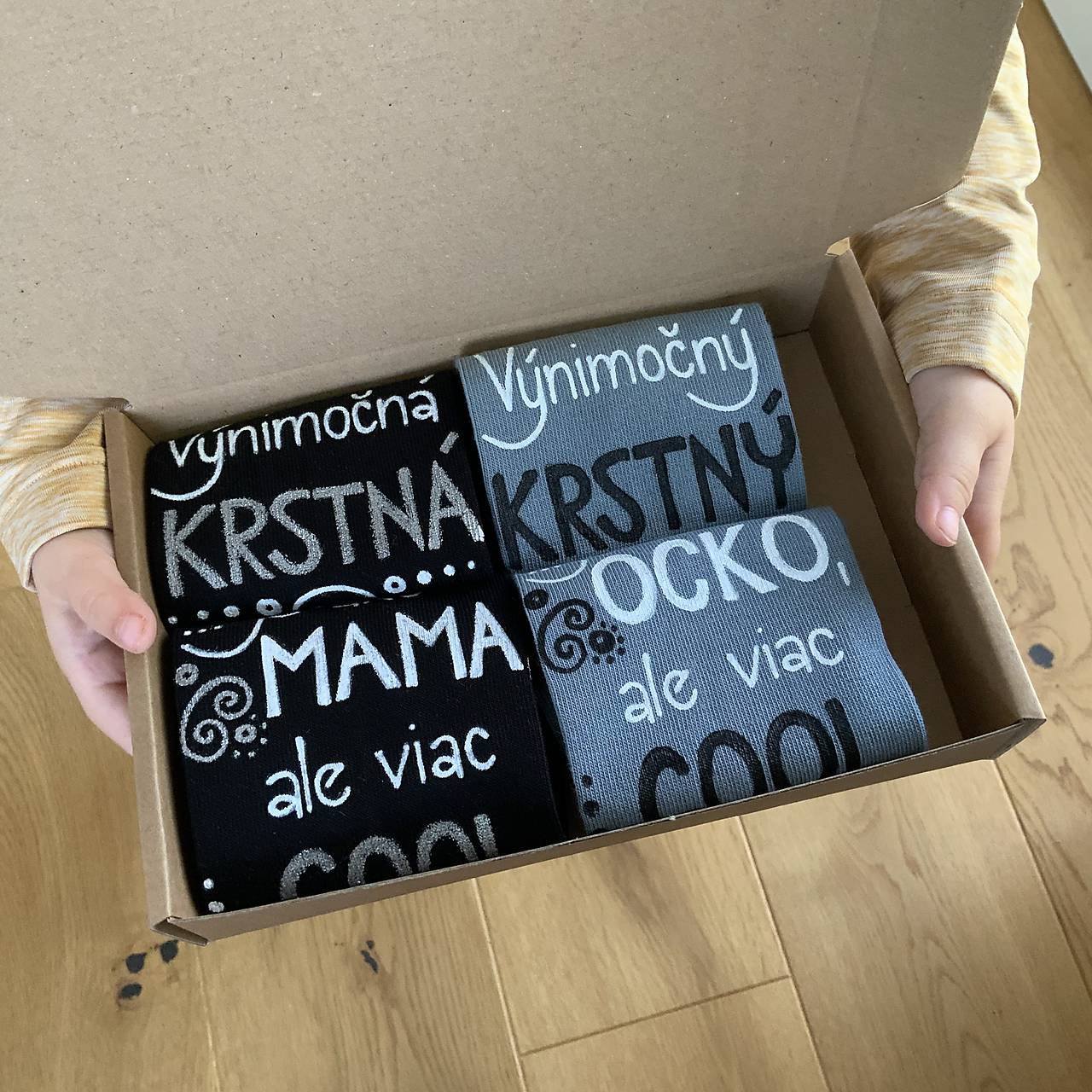 Maľované ponožky pre KRSTNÚ/KRSTNÉHO, ktorí sú výnimoční a COOL (čierne + sivomodré)