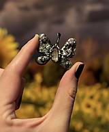 Náhrdelníky - Motýlik s krištáľom - 16550694_