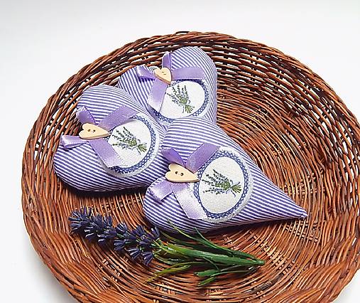 Dekorácie - Srdiečka plnené sušenou levanduľou - drobný fialkový pásik - 16551091_